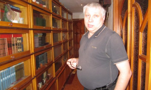 Кировчанин собрал коллекцию из 10 000 книг