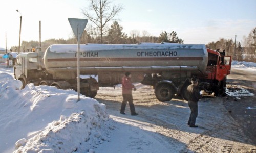На Победиловском тракте столкнулись два КамАЗа: один перевозил уголь, а второй - сжиженный газ