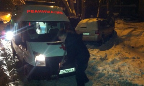 В Кирове из-за снежных завалов во дворе застрял автомобиль реанимации