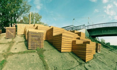 Кировчанин собирается установить на набережной Вятки скамейки в виде деревянных тумб