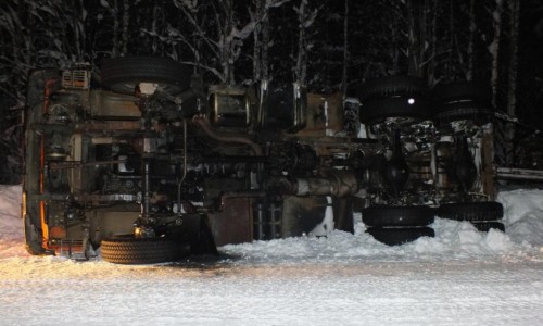 В Кировской области на ходу опрокинулся «КамАЗ»