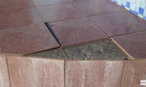 Житель Кирово-Чепецка снял плитку со стен магазина, чтобы сделать ремонт в ванной