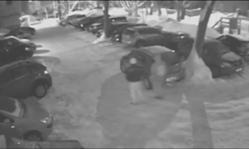 Видео: в Кирове двое неизвестных снимают с иномарок значки с логотипами автопроизводителей