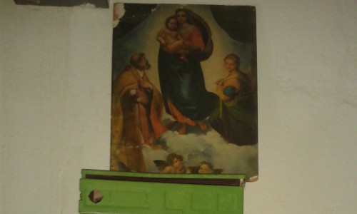 В кировском подъезде поставили иконы. Жильцы спрашивают: "Зачем?"