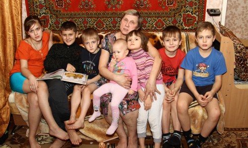 В Кирово-Чепецке бабушка с 7 внуками ютятся в крошечной квартирке