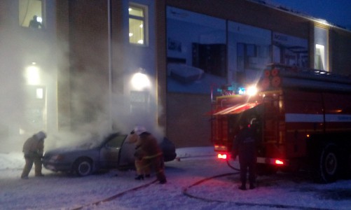 Видео: горящую на Щорса «Ауди» прохожие тушили снегом