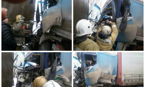 В Кировской области столкнулись два грузовика: зажатый в авто водитель фотографировал спасателей во время работы