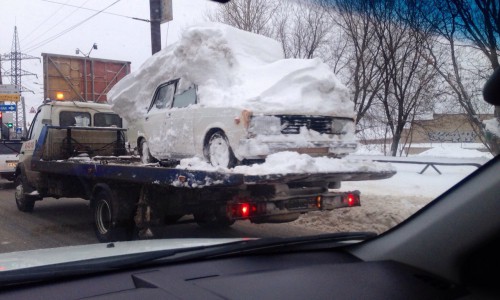 В Кирове автоэвакуатор увез на стоянку автомобиль-подснежник