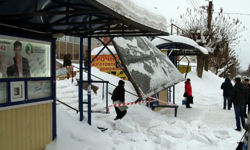 В Кирове у остановки «Центральный рынок» упала крыша