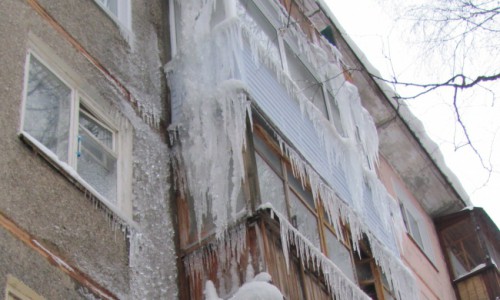 В Кирове часть дома с первого по пятый этаж покрылась льдом