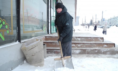 Кировский  дворник: «Для нас ни премий, ни выходных, ни больничных, ни отпусков. И доброго слова тоже»