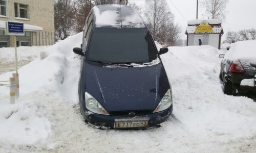 Чудеса парковки: в Кирове водитель «Фокуса» заехал на сугроб