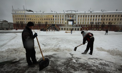 Кировчане начали сами убирать снег с улиц: волонтеры расчищают подходы к детским садам и поликлиникам