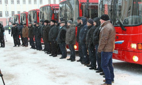 Водителей новых автобусов, заехавших на Театральную площадь в Кирове, могут оштрафовать