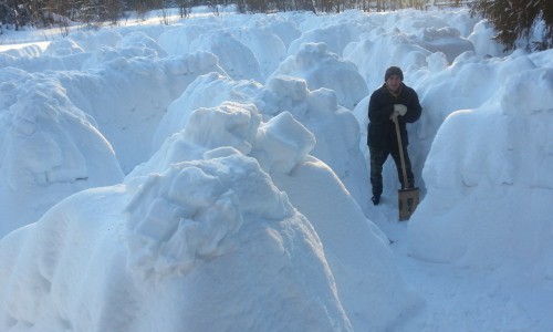 Кировчанин несколько лет подряд строит для детей лабиринт из снега