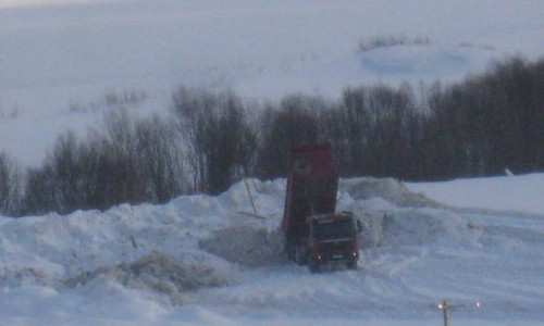 В Кирове рядом с рекой вываливают грязный снег