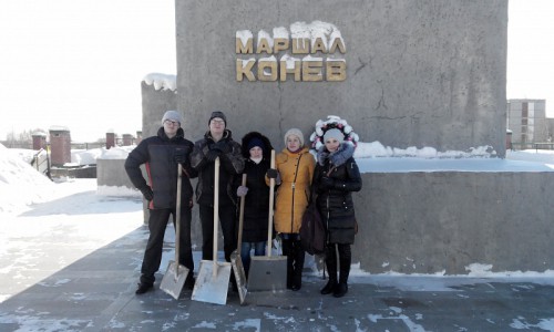 В Кирове волонтеры очищают от снега памятники, детские сады и даже кладбища