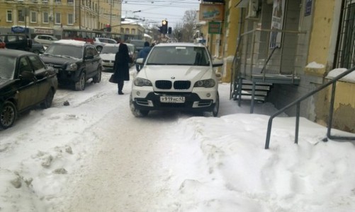 В Кирове водителя дорогой иномарки не накажут за парковку на тротуаре