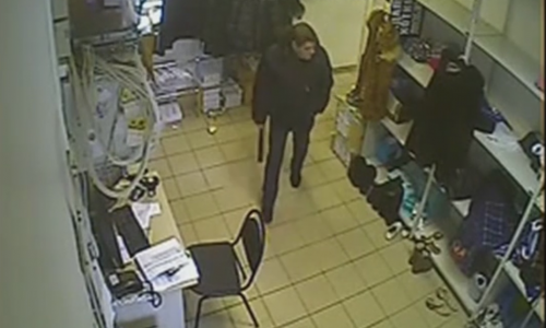 Видео: в Кирове  вор украл из магазина кошелек продавца