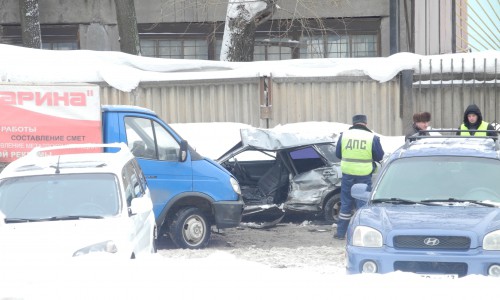 В Кирове столкнулись «Газель» и «легковушка»: водителя «Лады» вырезали из авто