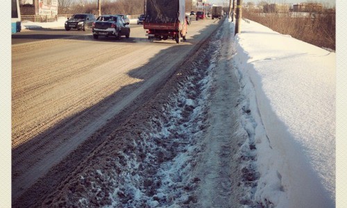 Мост на Воровского в Кирове: из-за сугробов люди вынуждены ходить по проезжей части