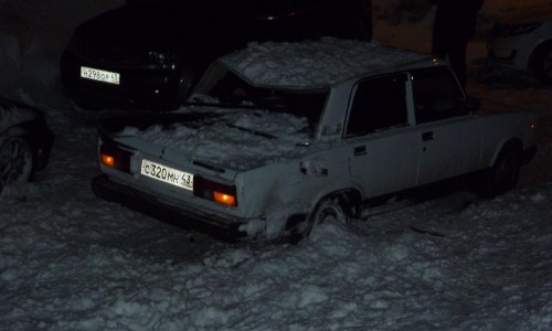 В Кирове на автомобиль упала глыба льда