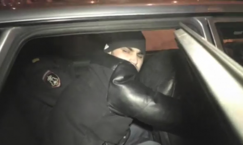 Видео: в Кирове у пьяного пассажира авто обнаружили пакетик с неизвестным веществом