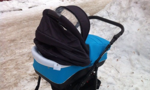 В Кирове на месячного ребенка упала ледяная глыба