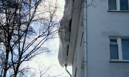 В Кирове за два дня из-за схода снега с крыш пострадали четыре человека