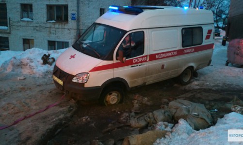 В Кирове реанимационный автомобиль застрял в яме: целый час машину с пациентом внутри не могли вытолкнуть на дорогу