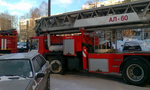 Пожар на Производственной в Кирове: спасатели не могли подъехать к месту происшествия из-за сугробов