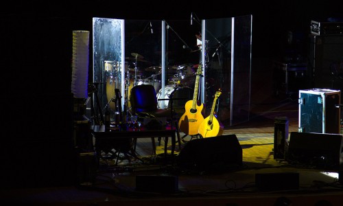 Фоторепортаж: во время концерта Борис Гребенщиков угощал зрителей вином