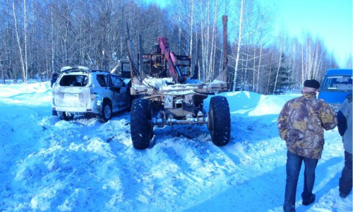 В Кировской области водитель грузового «Урала» без прав врезался в «Тойоту Лэндкрузер»