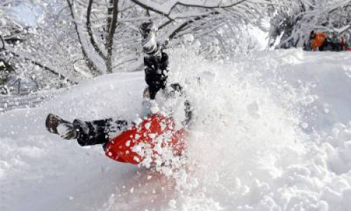 В Кировской области 12-летняя девочка скатилась с сугроба под колеса машины