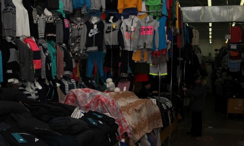 В Кирове на Центральном рынке полицейские изъяли одежду известных марок на 100 тысяч рублей