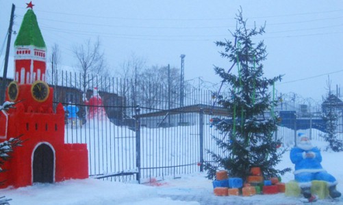 Кировские заключенные слепили из снега Кремль на Красной площади