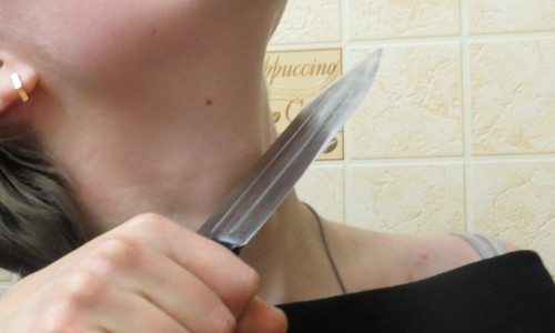 В Кировской области женщина вытолкала вооруженного грабителя на улицу и предотвратила преступление