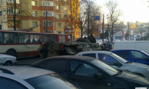 Видео: по центру Кирова проехал БТР