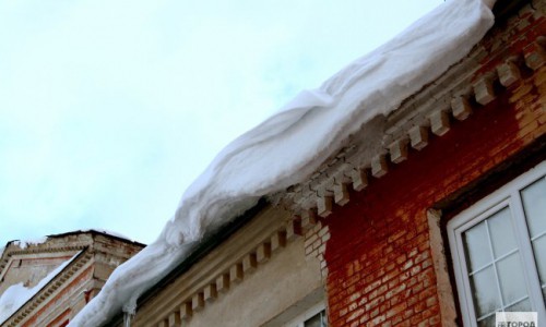 В Кирове на ребенка обрушилась снежная глыба