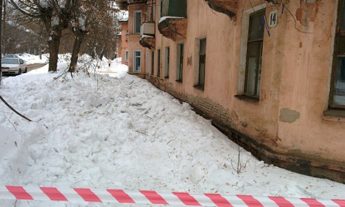 В Кирове на 9-летнего ребенка упала снежная глыба: возбуждено уголовное дело