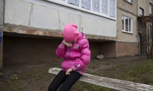 Видео: вечером в Кирове малыш вел домой пьяную мать