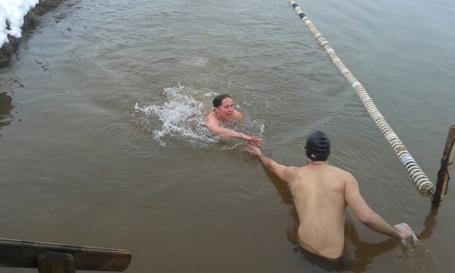 Фото: в Кирове впервые состоялись соревнования по зимнему плаванию