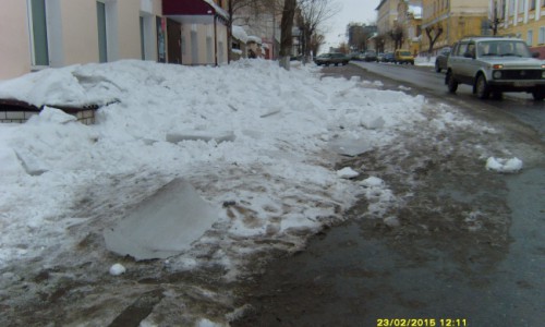 Кировчанин проучил коммунальщиков, которые не чистили снег на крыше дома