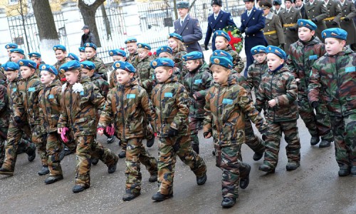 Фото: в Кирове возложили цветы к Вечному огню в память о погибших защитников Родины