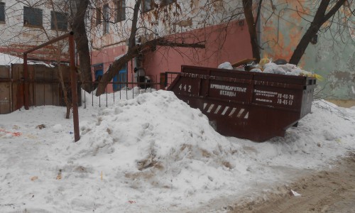 В Кирове у мусорного контейнера пенсионерка нашла труп младенца