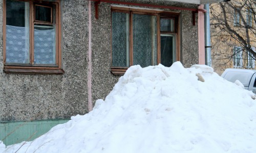 В Кирове ночью вор пробрался в квартиру по сугробу, который оставили коммунальщики