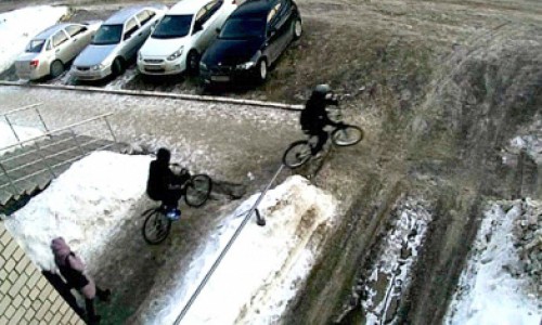 Видео: в Кирове двое подростков украли велосипеды из подъезда