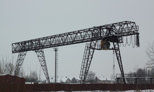 В Кировской области рабочий упал с высоты 15 метров и ударился головой о рельсы