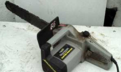 В Кировской области отец разрезал сына бензопилой