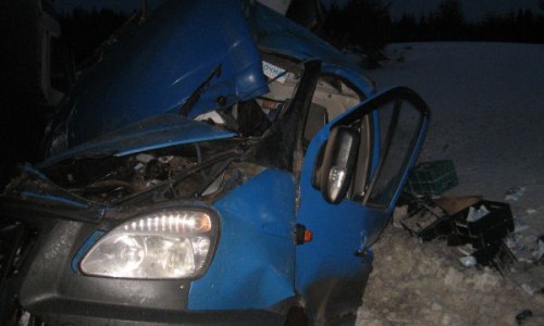 В Кировской области столкнулись «ГАЗель» и фура: от удара кабина «ГАЗели» превратилась в груду металла